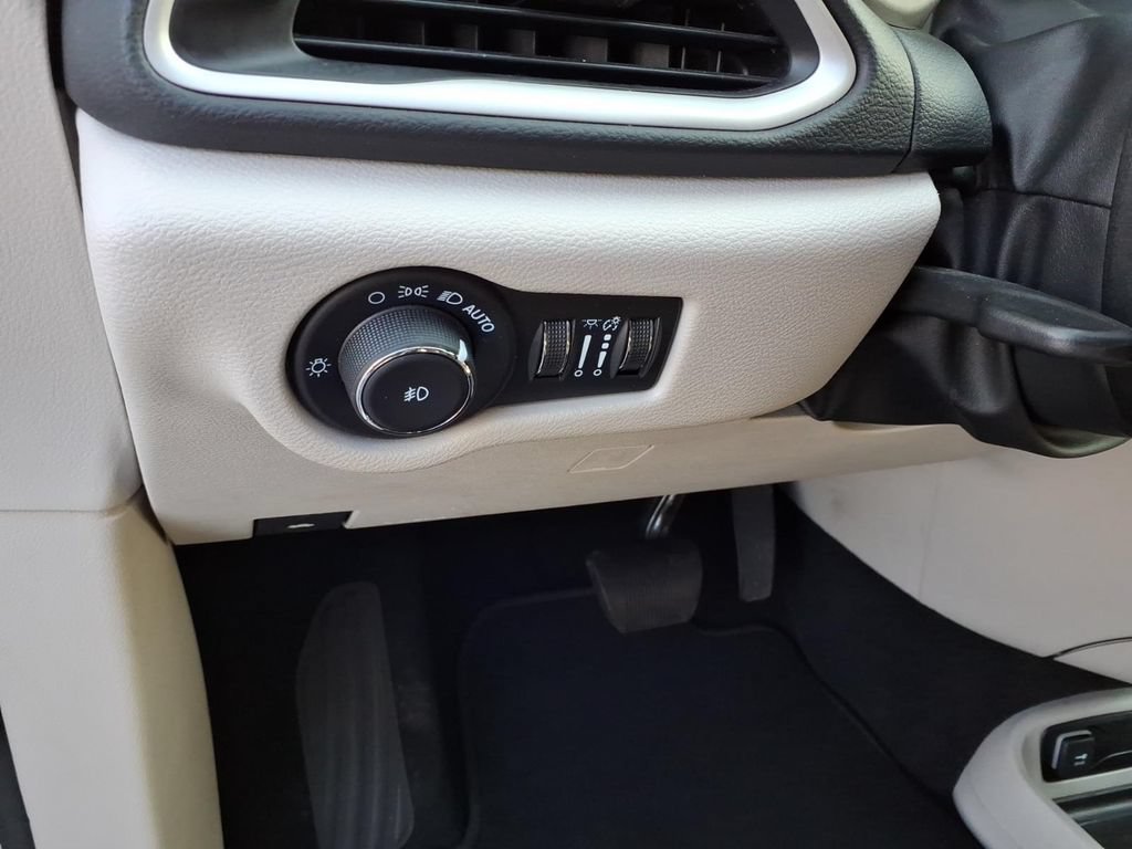 Used 2023 Chrysler Pacifica Touring-L FWD image 8