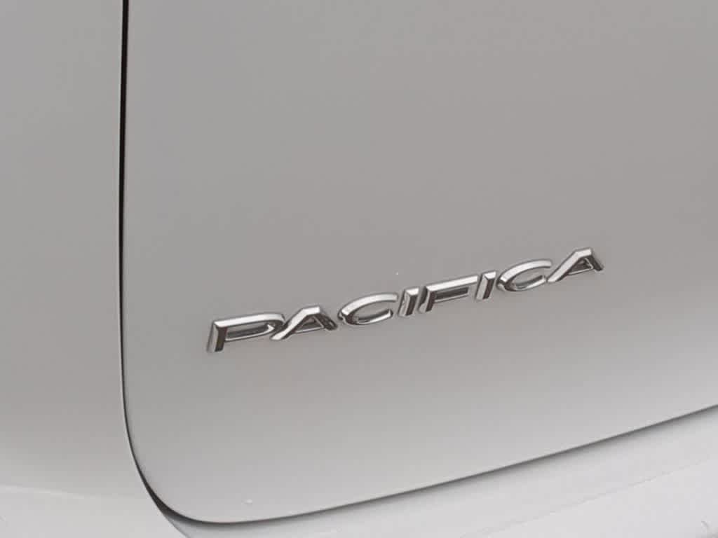 Used 2024 Chrysler Pacifica Touring-L FWD image 12