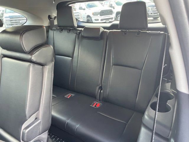 Used 2023 Toyota Highlander XLE image 14