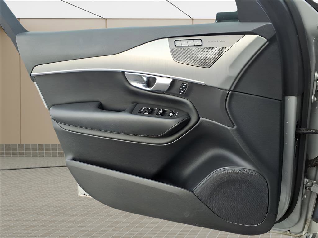 Used 2023 Volvo XC90 B5 Core image 27