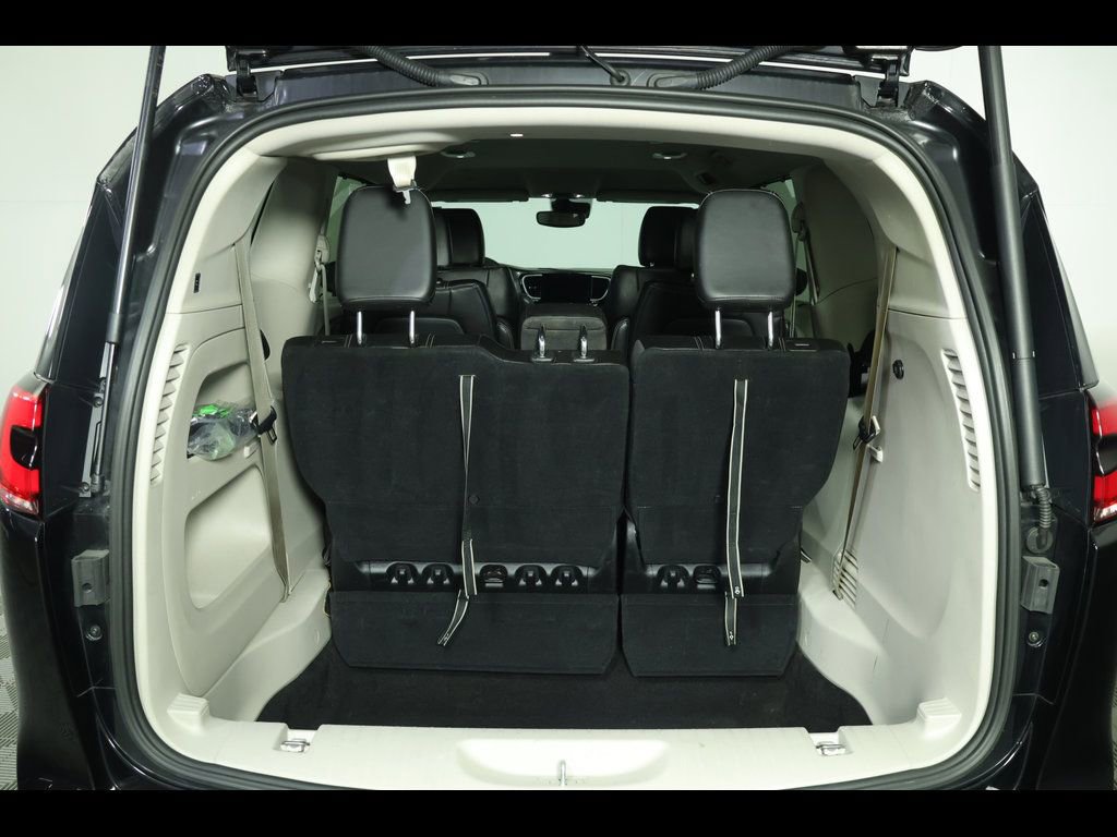 Used 2024 Chrysler Pacifica Touring-L image 16