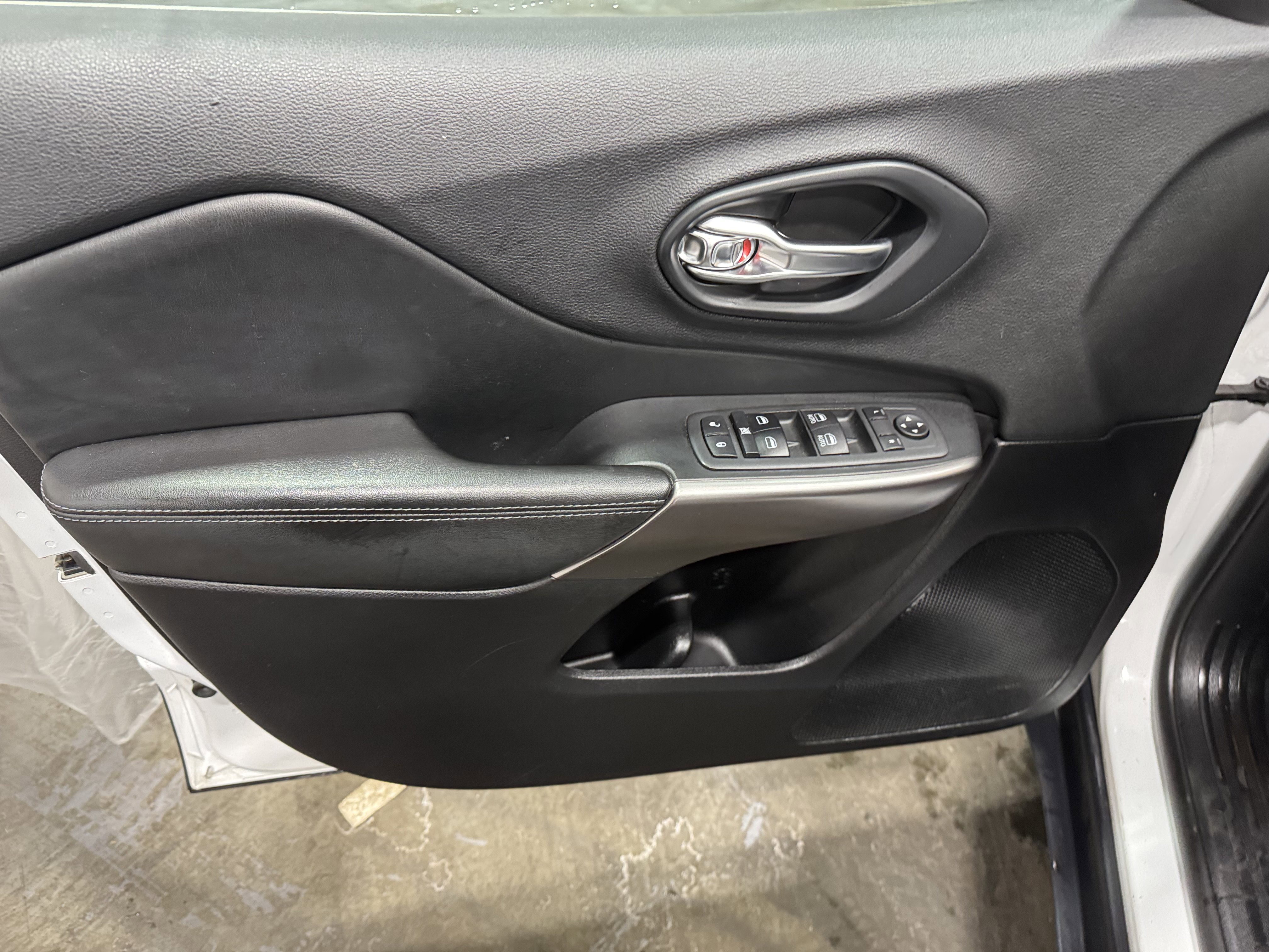 Used 2019 Jeep Cherokee Latitude Plus w/ Cold Weather Group image 23