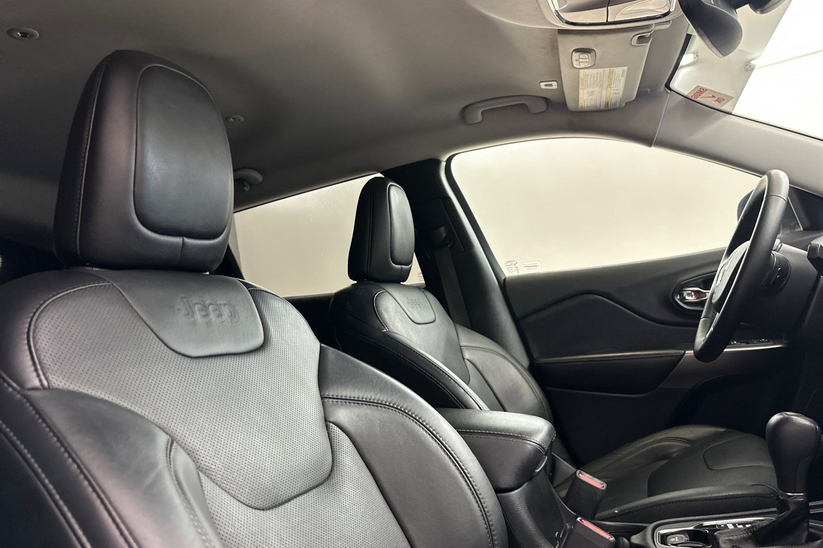 Used 2019 Jeep Cherokee Limited FWD image 28