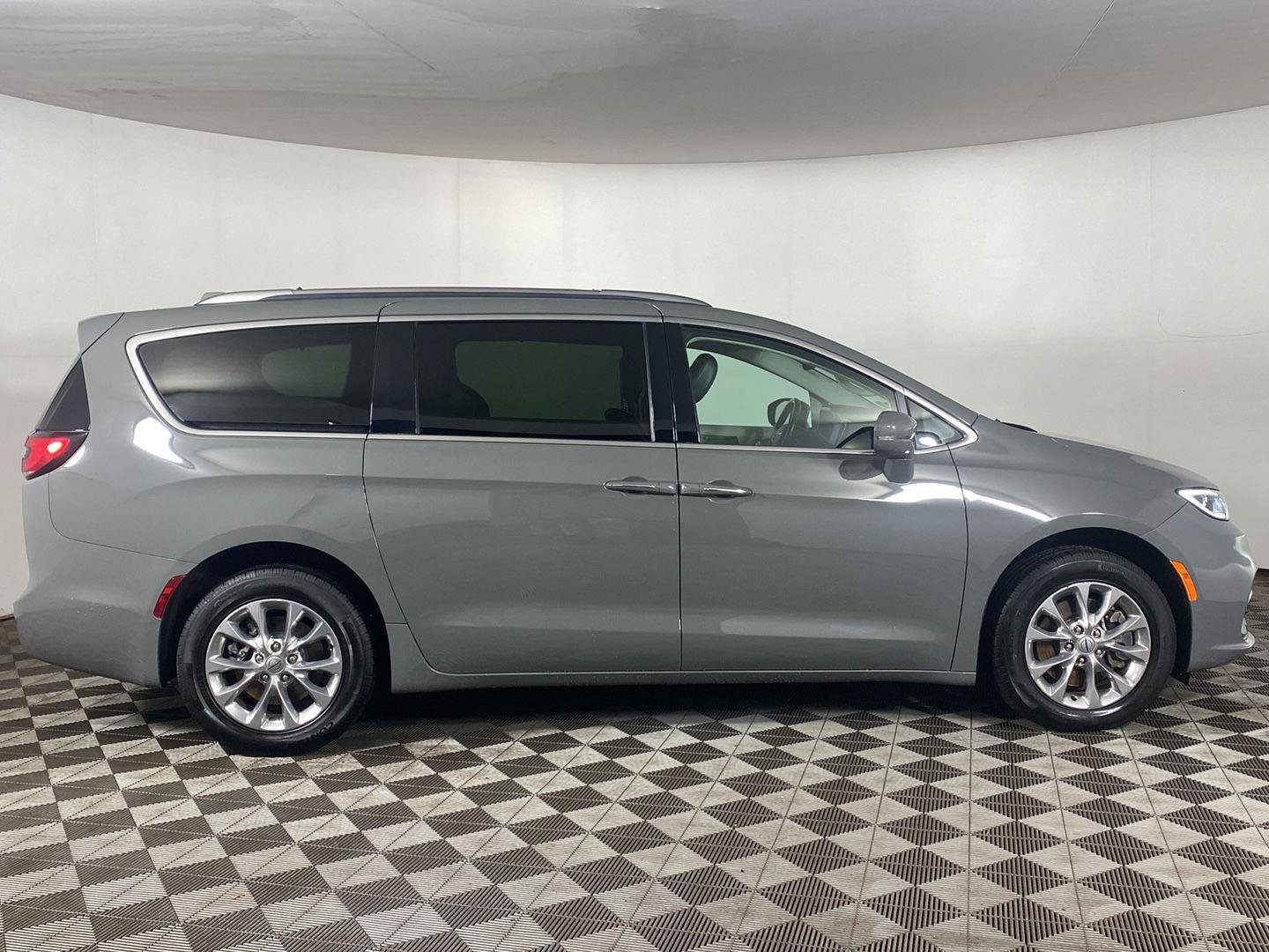 Used 2021 Chrysler Pacifica Touring-L w/ Uconnect Theater Family Group AWD/4WD image 5