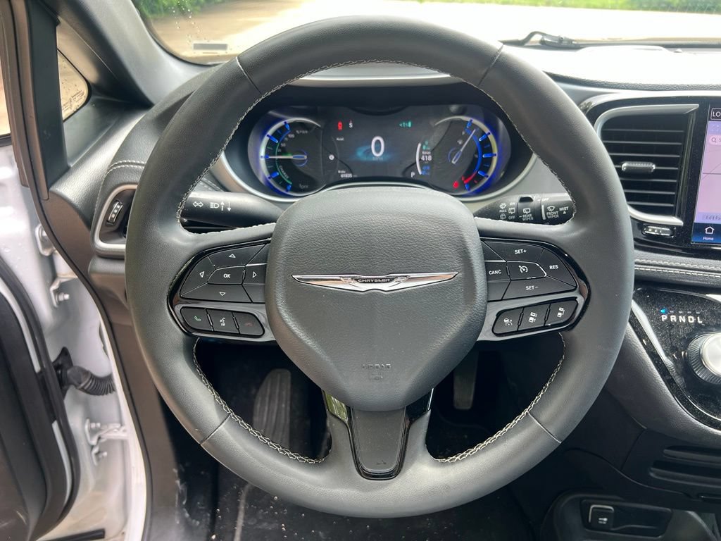 Used 2024 Chrysler Pacifica Limited FWD image 16