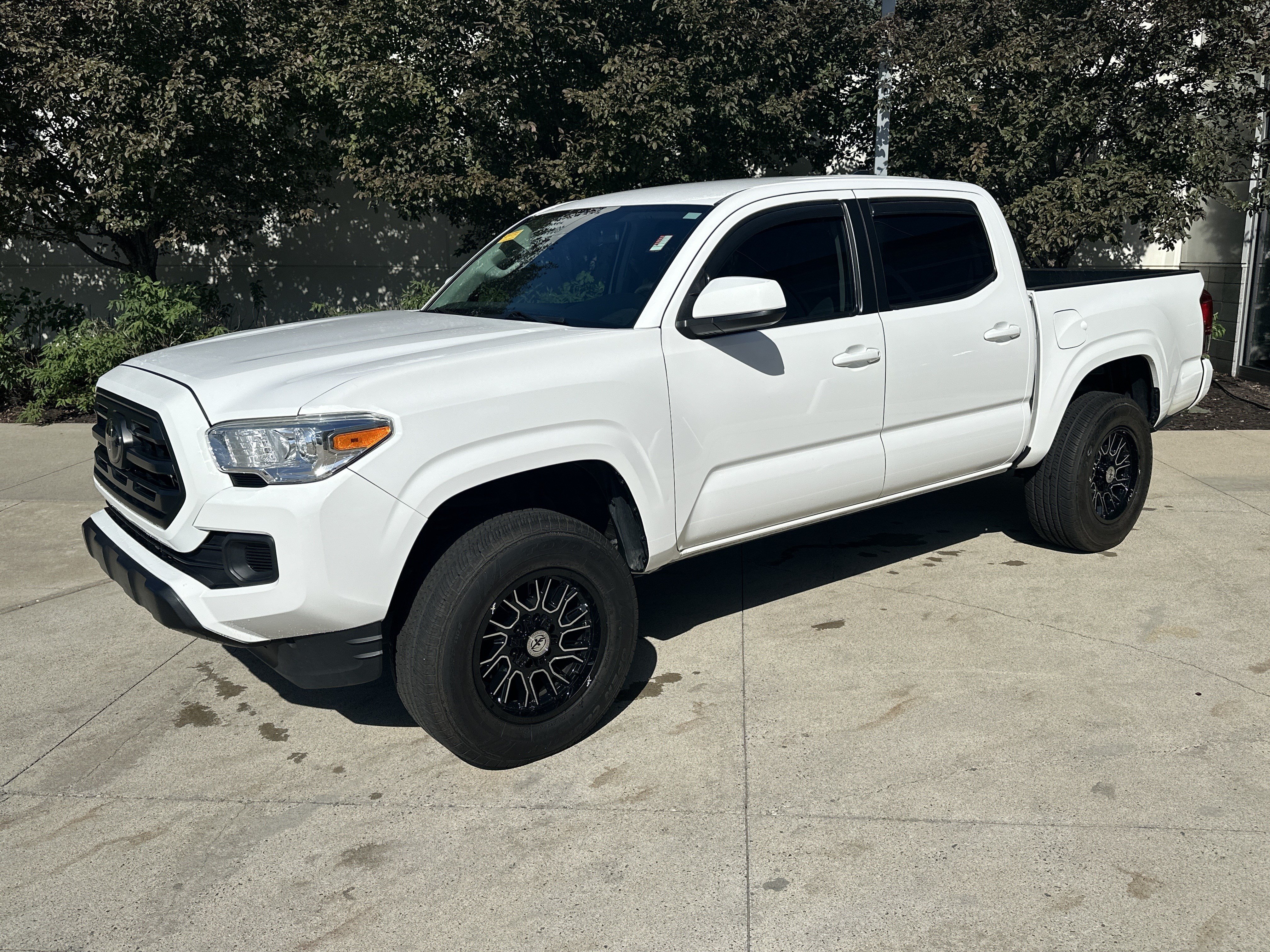 Used 2018 Toyota Tacoma SR w/ SR Convenience Package AWD/4WD image 3