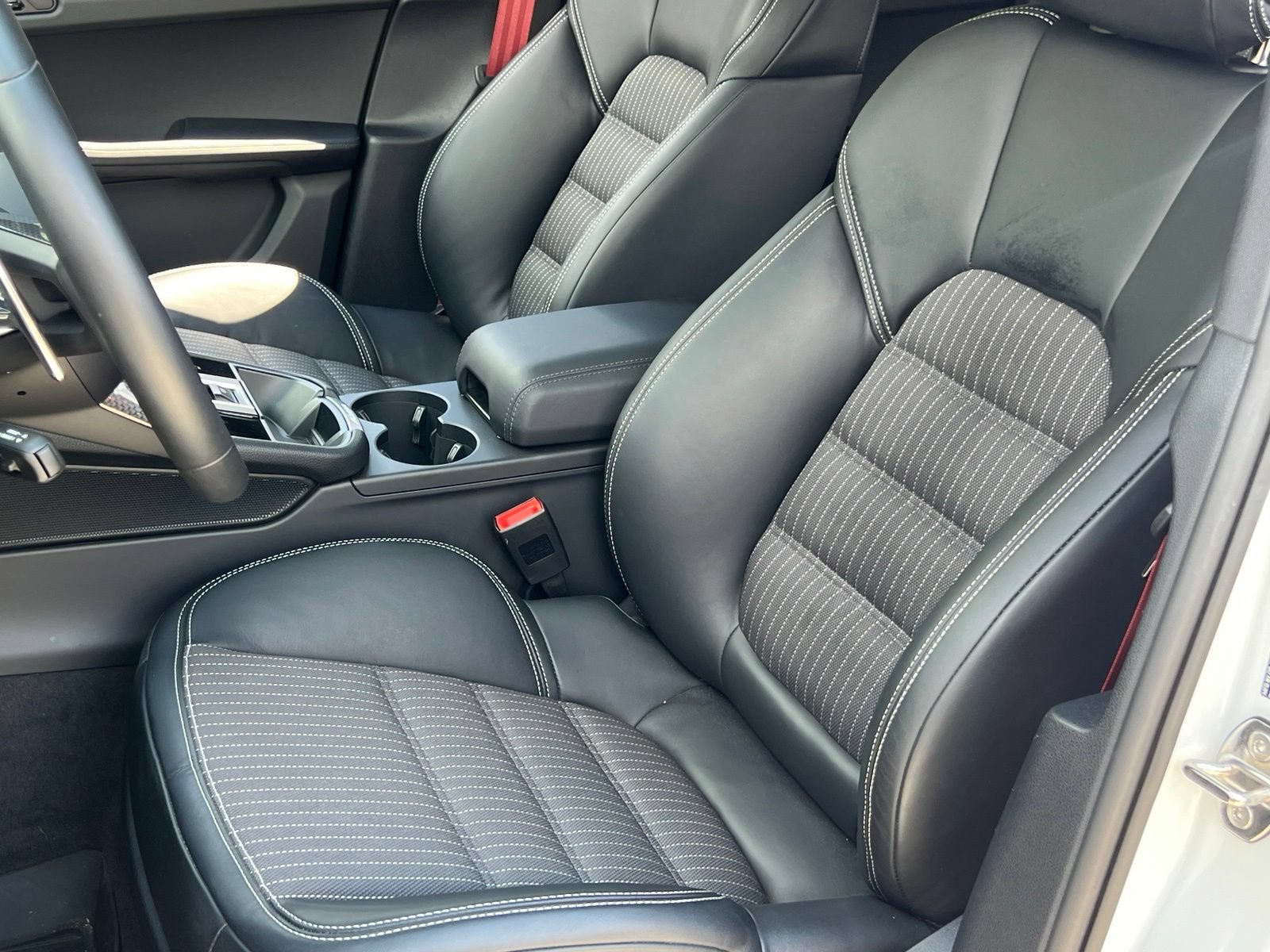 Certified 2026 Porsche Macan Turbo AWD/4WD image 5