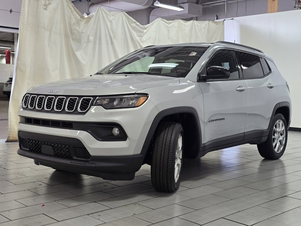 Used 2024 Jeep Compass Latitude image 12