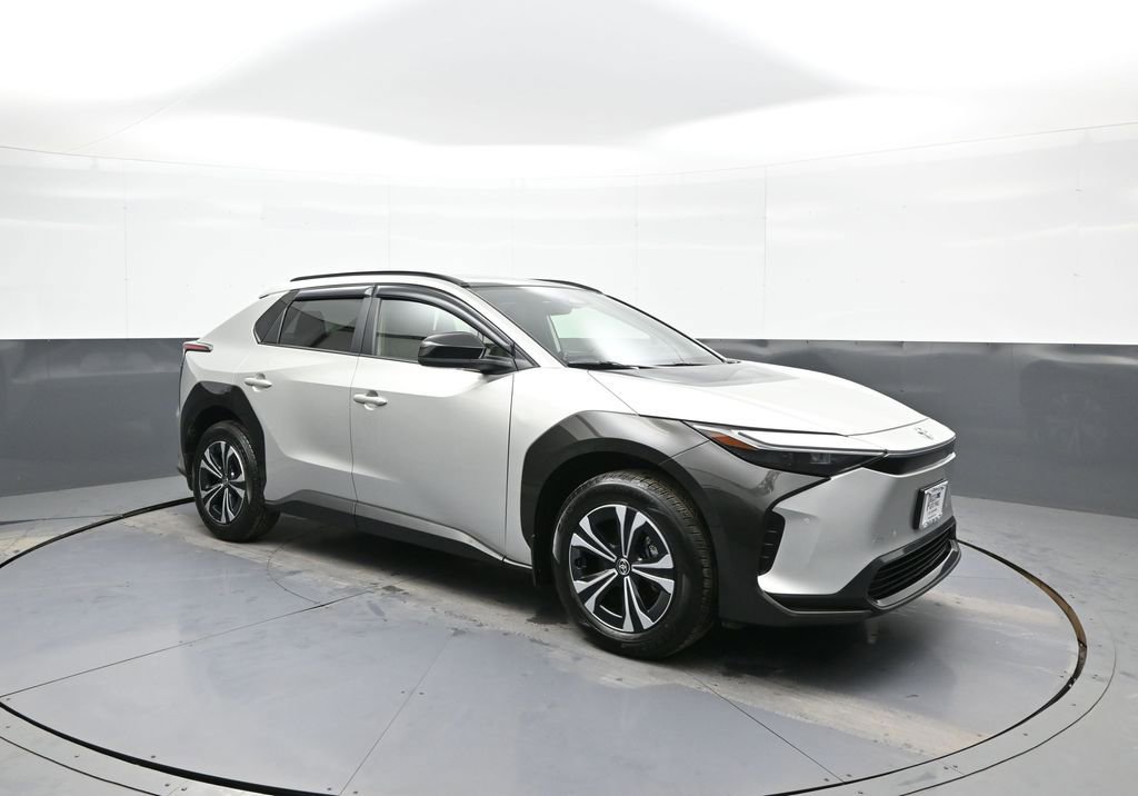 Used 2023 Toyota bZ4X XLE w/ Weather Package image 4