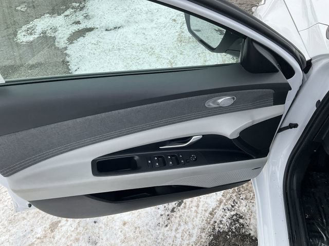 Used 2024 Hyundai Elantra Limited image 26