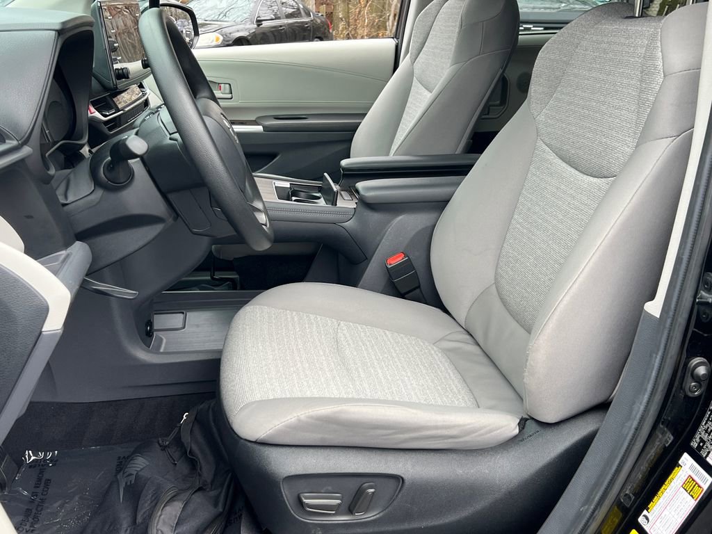 Used 2024 Toyota Sienna LE image 16