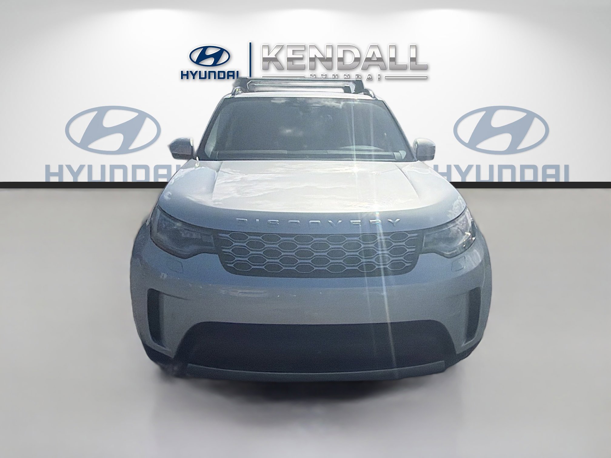 Used 2023 Land Rover Discovery S image 2