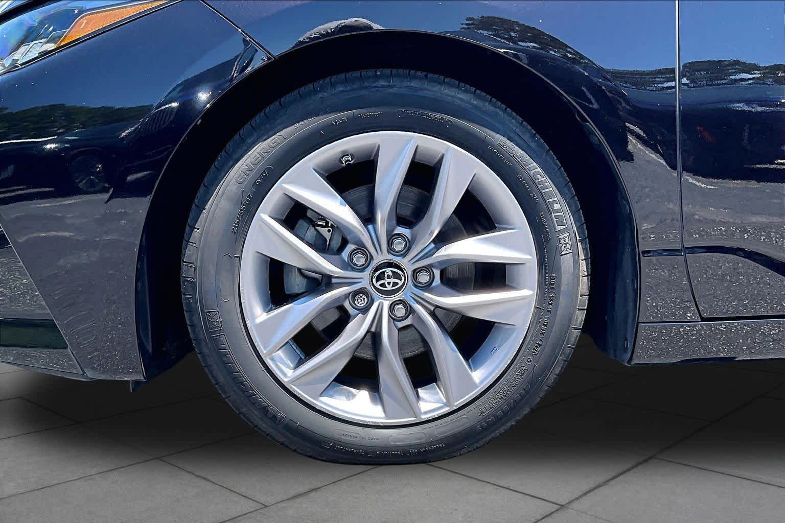 Used 2019 Toyota Avalon XLE w/ Moonroof Package FWD image 11