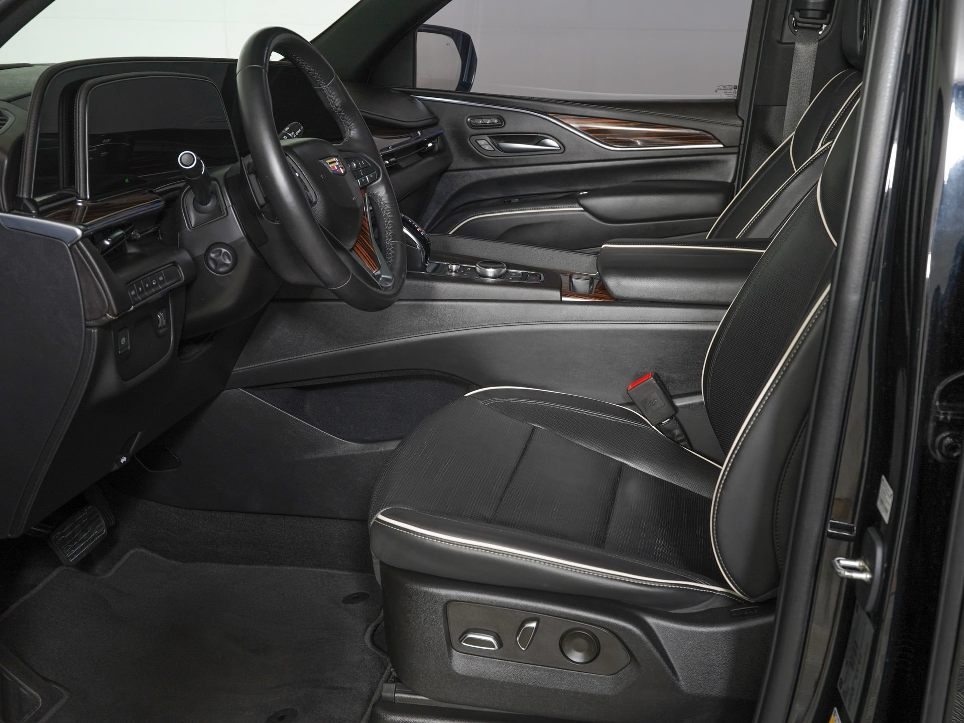 Used 2022 Cadillac Escalade Premium Luxury AWD/4WD image 13