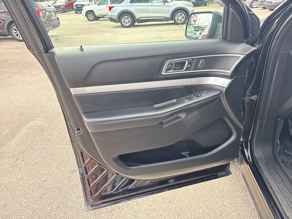 Used 2017 Ford Explorer XLT w/ Equipment Group 202A FWD image 12