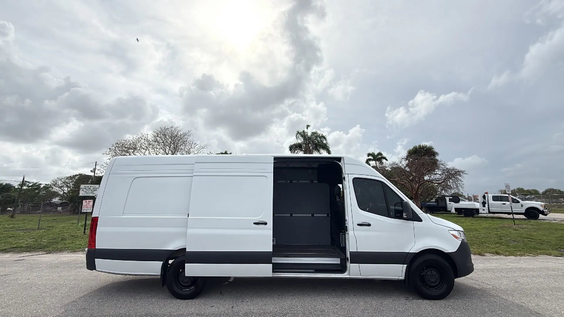 Used 2024 Mercedes-Benz Sprinter 2500 w/ Acoustic Package image 11