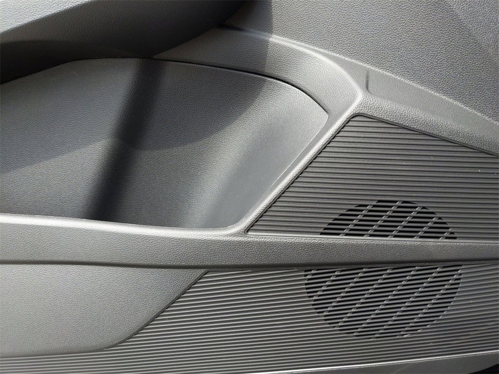 Used 2025 Volkswagen Taos SE image 27