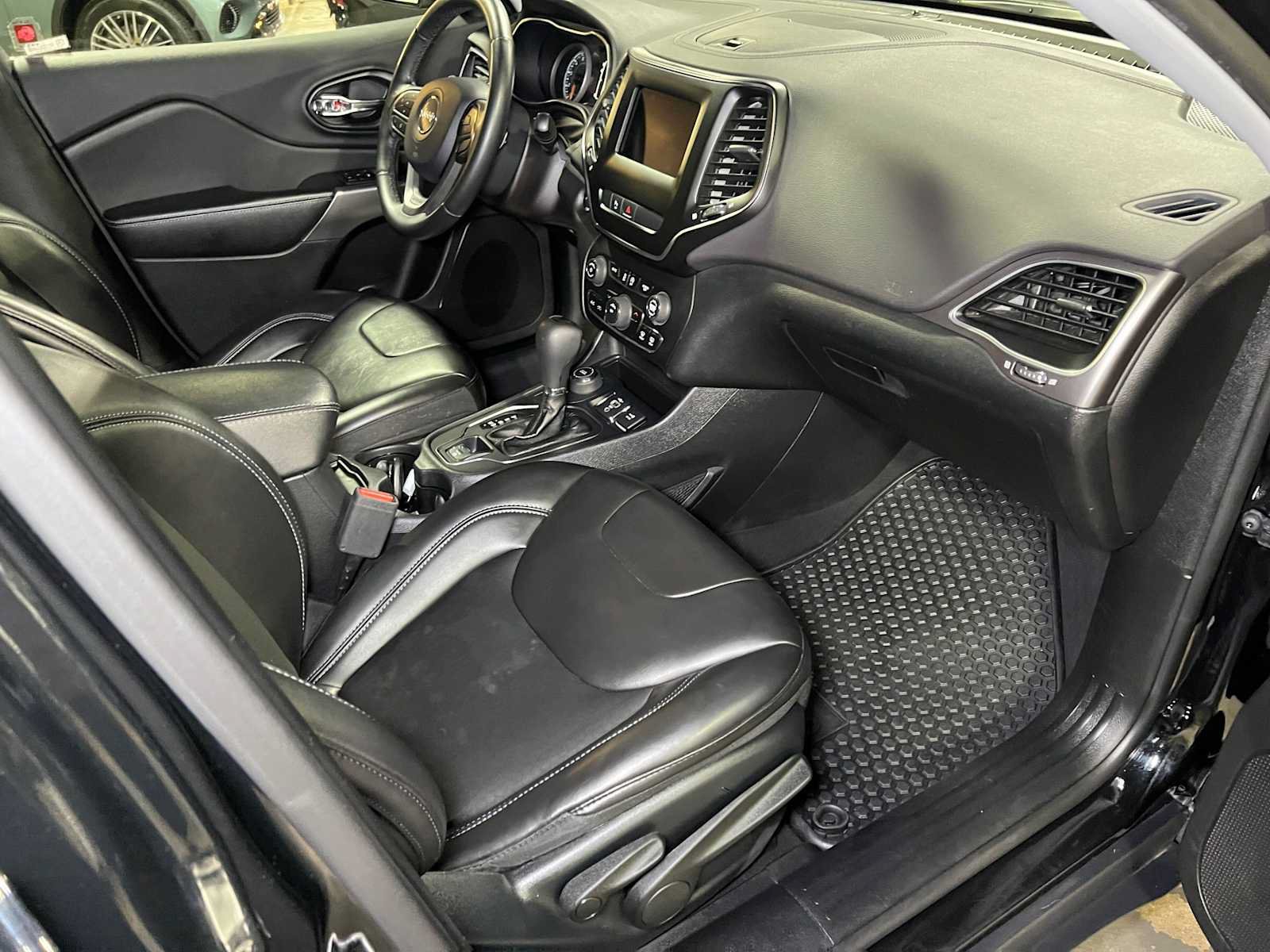 Used 2019 Jeep Cherokee Latitude Plus w/ Cold Weather Group AWD/4WD image 11