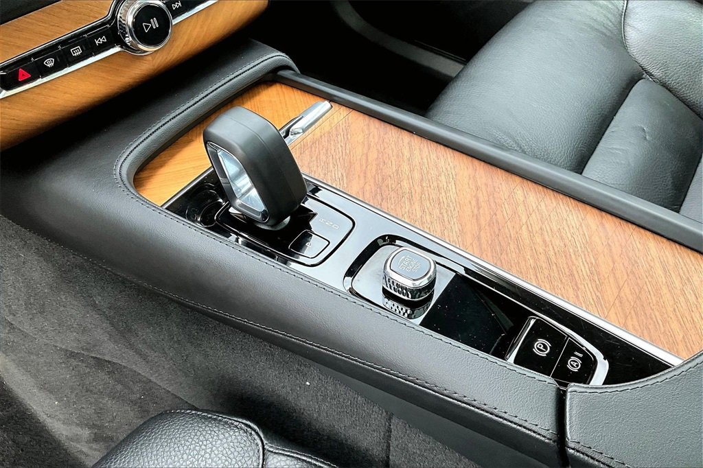 Used 2023 Volvo XC90 B6 Plus image 18