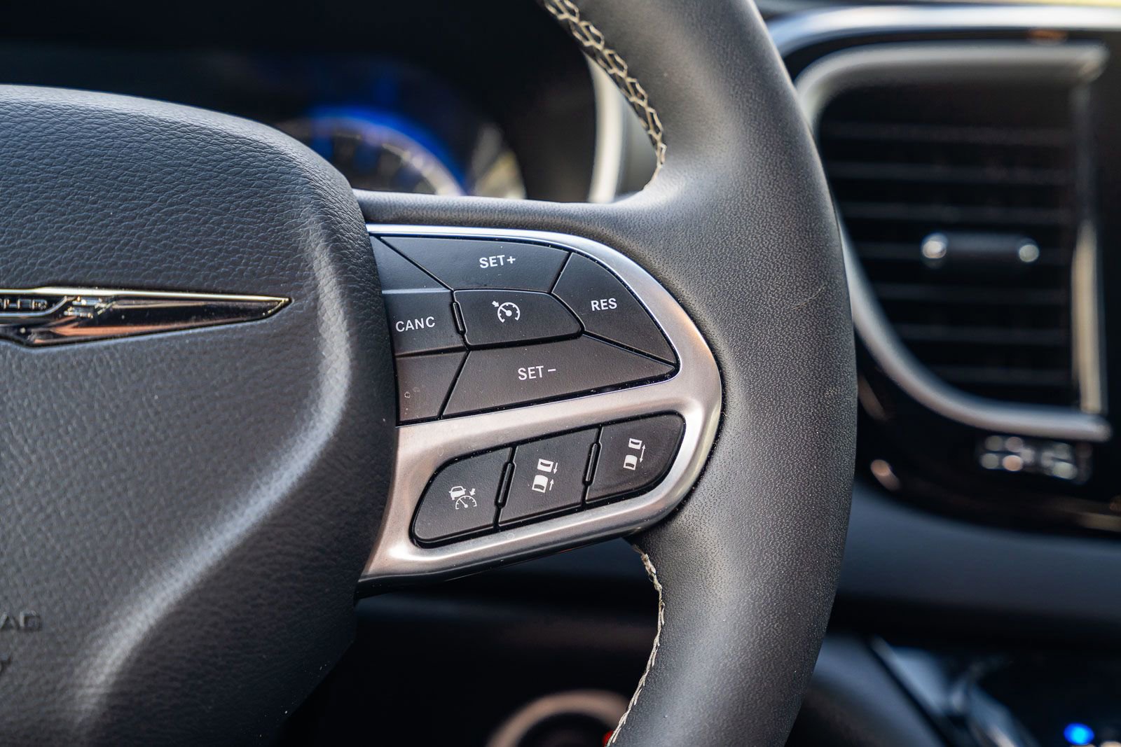 Used 2025 Chrysler Pacifica Select image 31