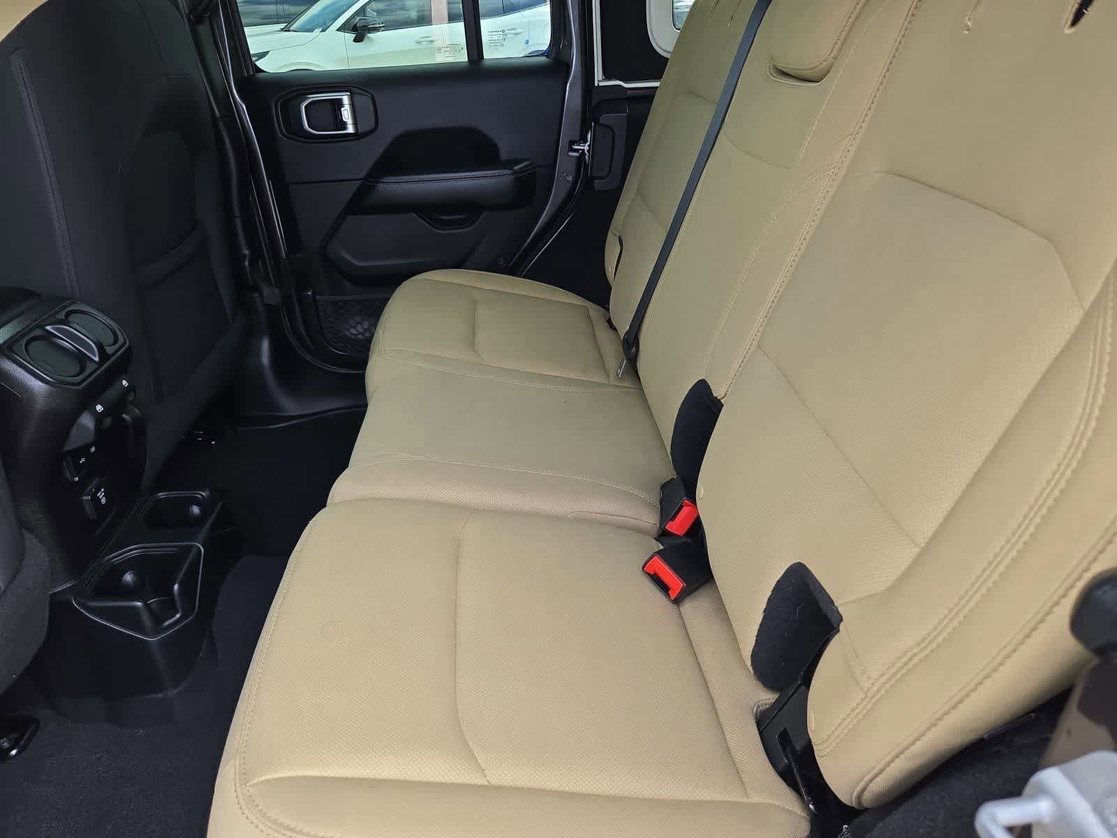 Used 2018 Jeep Wrangler Unlimited Sahara AWD/4WD image 17