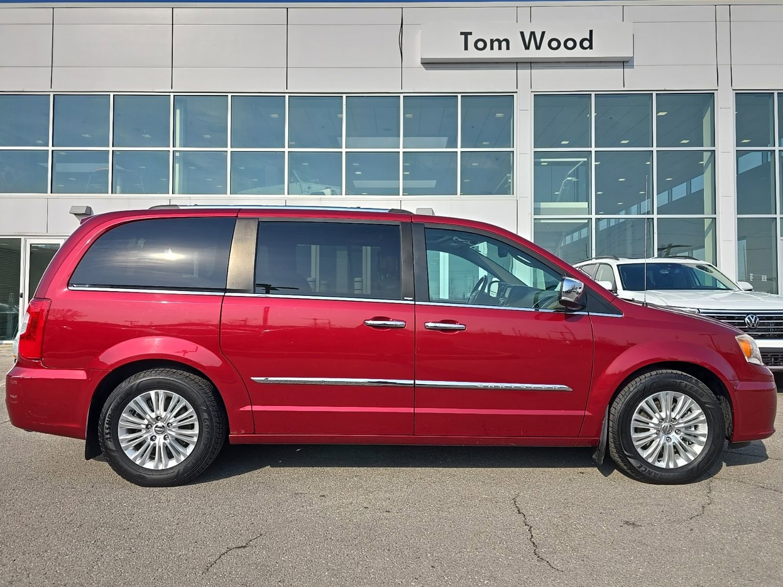 Used 2013 Chrysler Town & Country Limited w/ Luxury Group FWD image 2