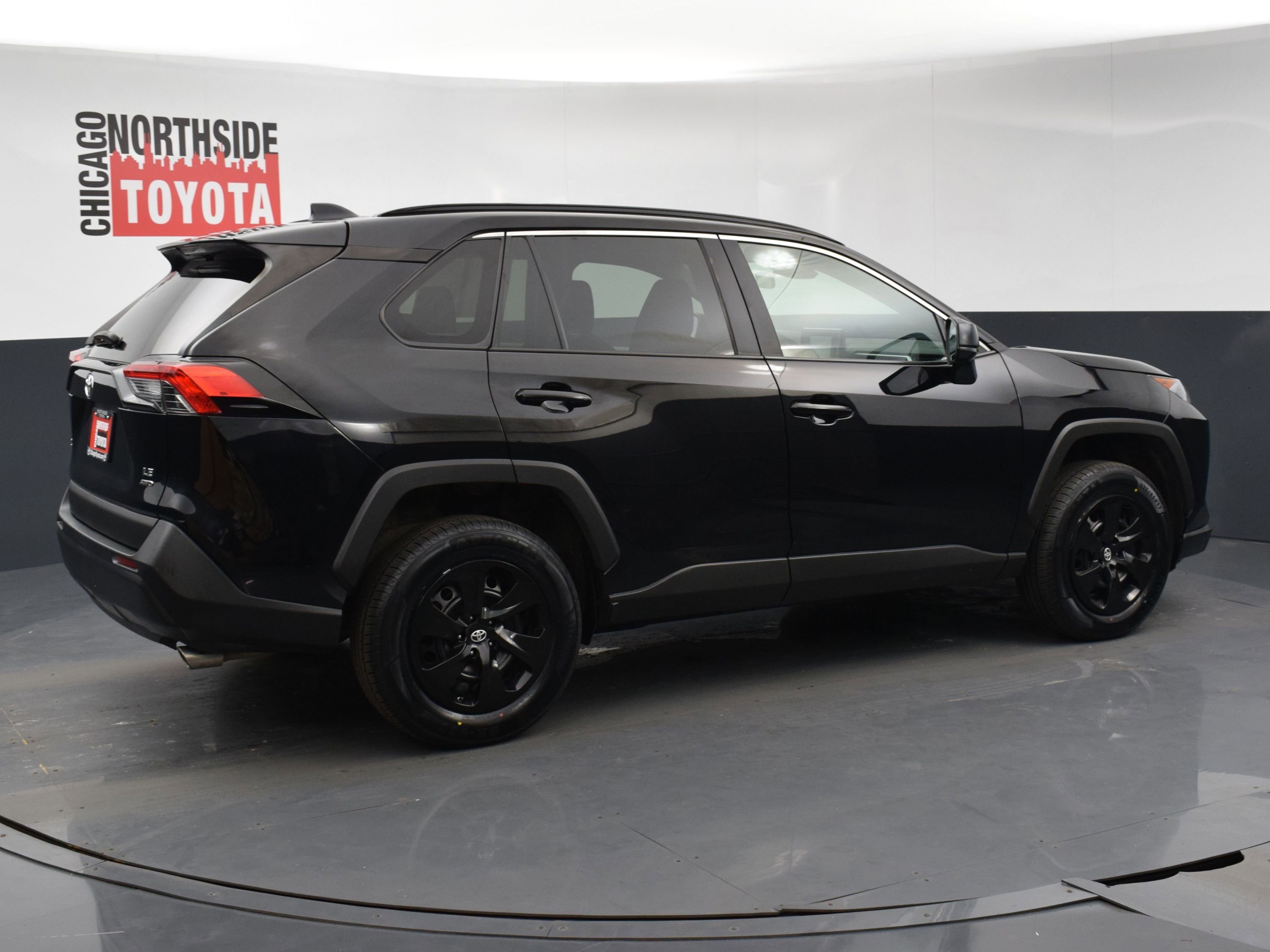 Used 2021 Toyota RAV4 LE AWD/4WD image 4