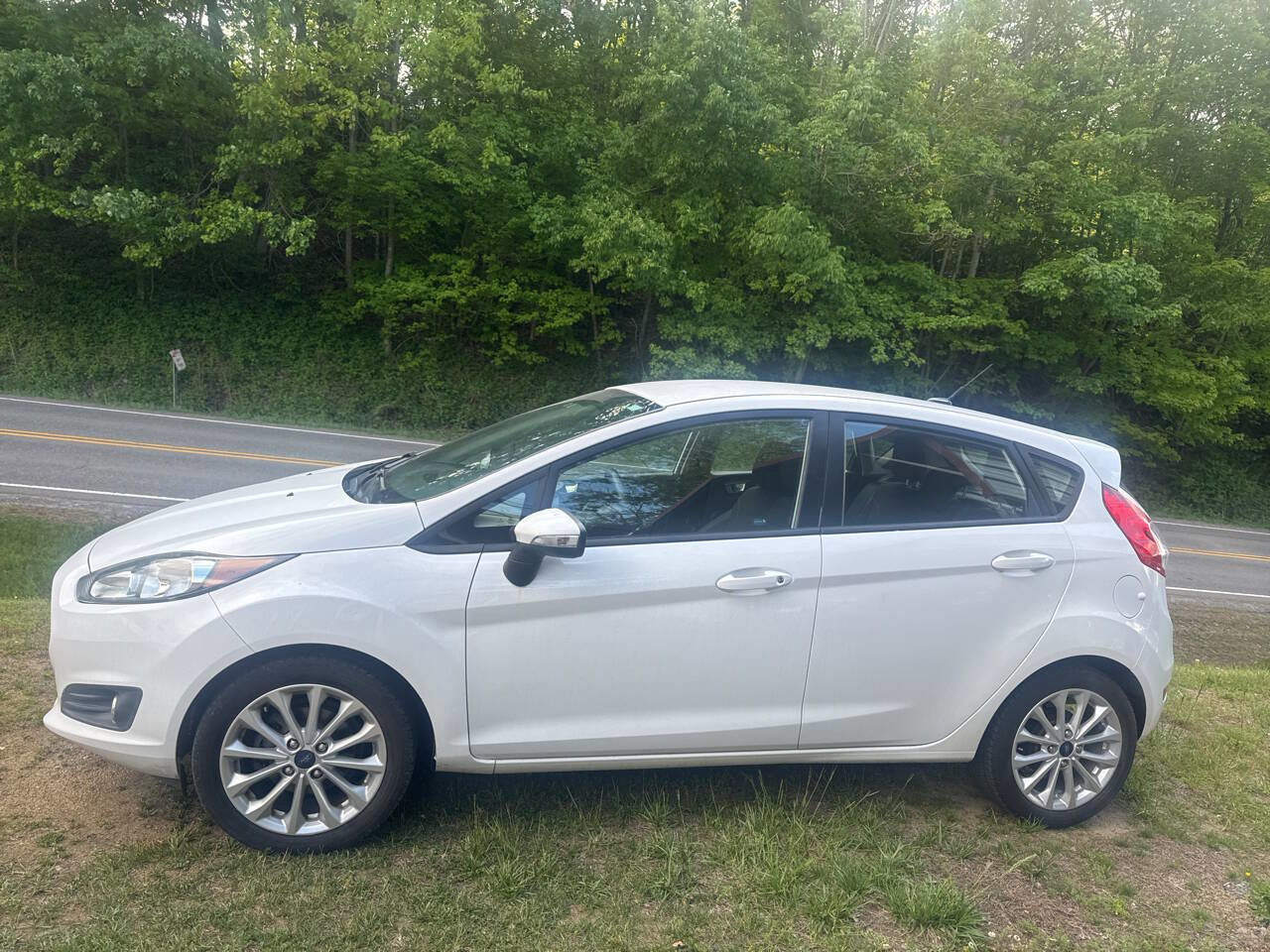 Used 2014 Ford Fiesta SE w/ Equipment Group 201A FWD image 2