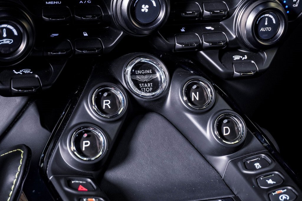 Used 2023 Aston Martin V8 Vantage Coupe image 32