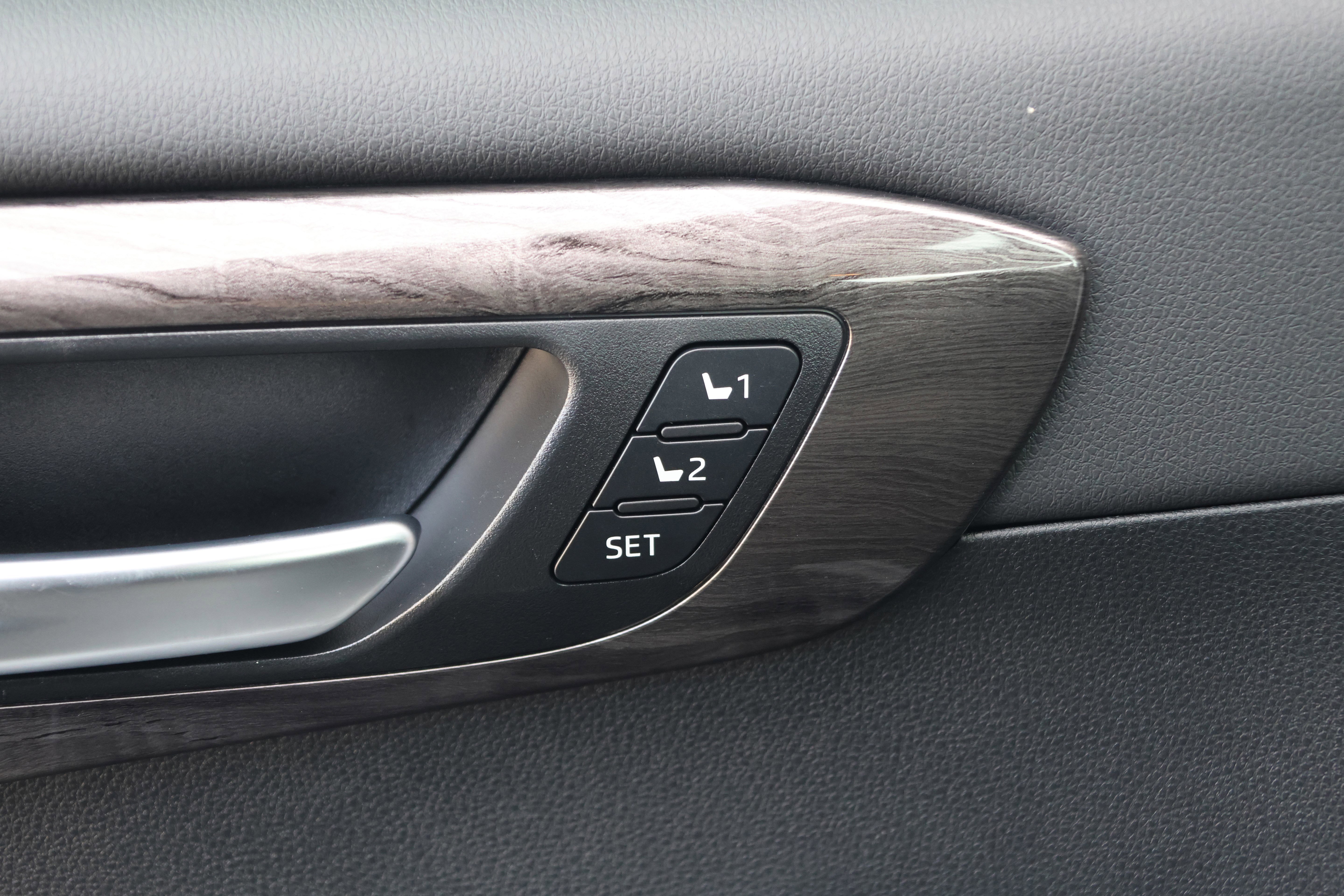 Used 2025 Toyota Highlander Limited image 13