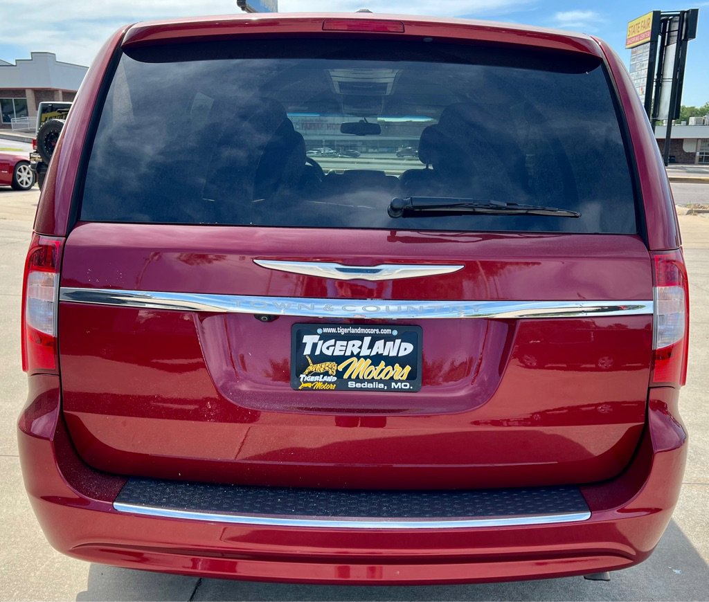 Used 2015 Chrysler Town & Country Touring w/ Mopar Premium Addition Group image 6