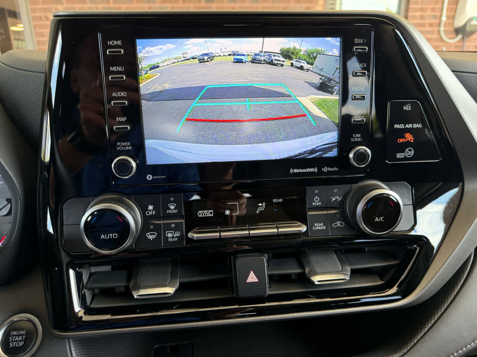 Used 2020 Toyota Highlander LE AWD/4WD image 18