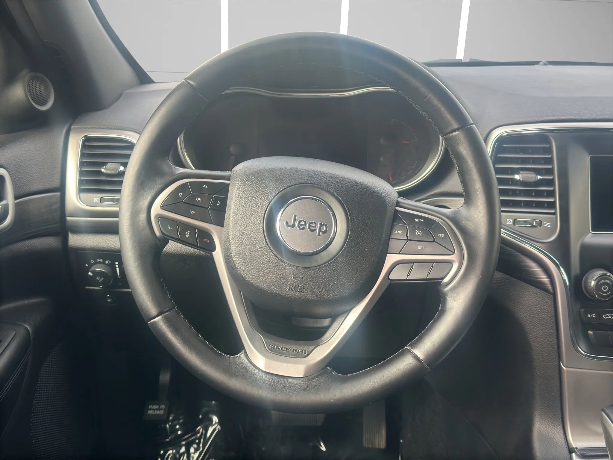 Used 2020 Jeep Grand Cherokee Laredo AWD/4WD image 18