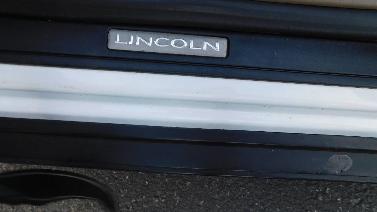 Used 2004 Lincoln Town Car Signature image 17