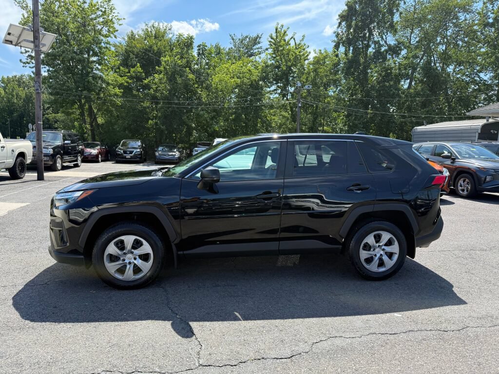 Used 2023 Toyota RAV4 LE AWD/4WD image 4