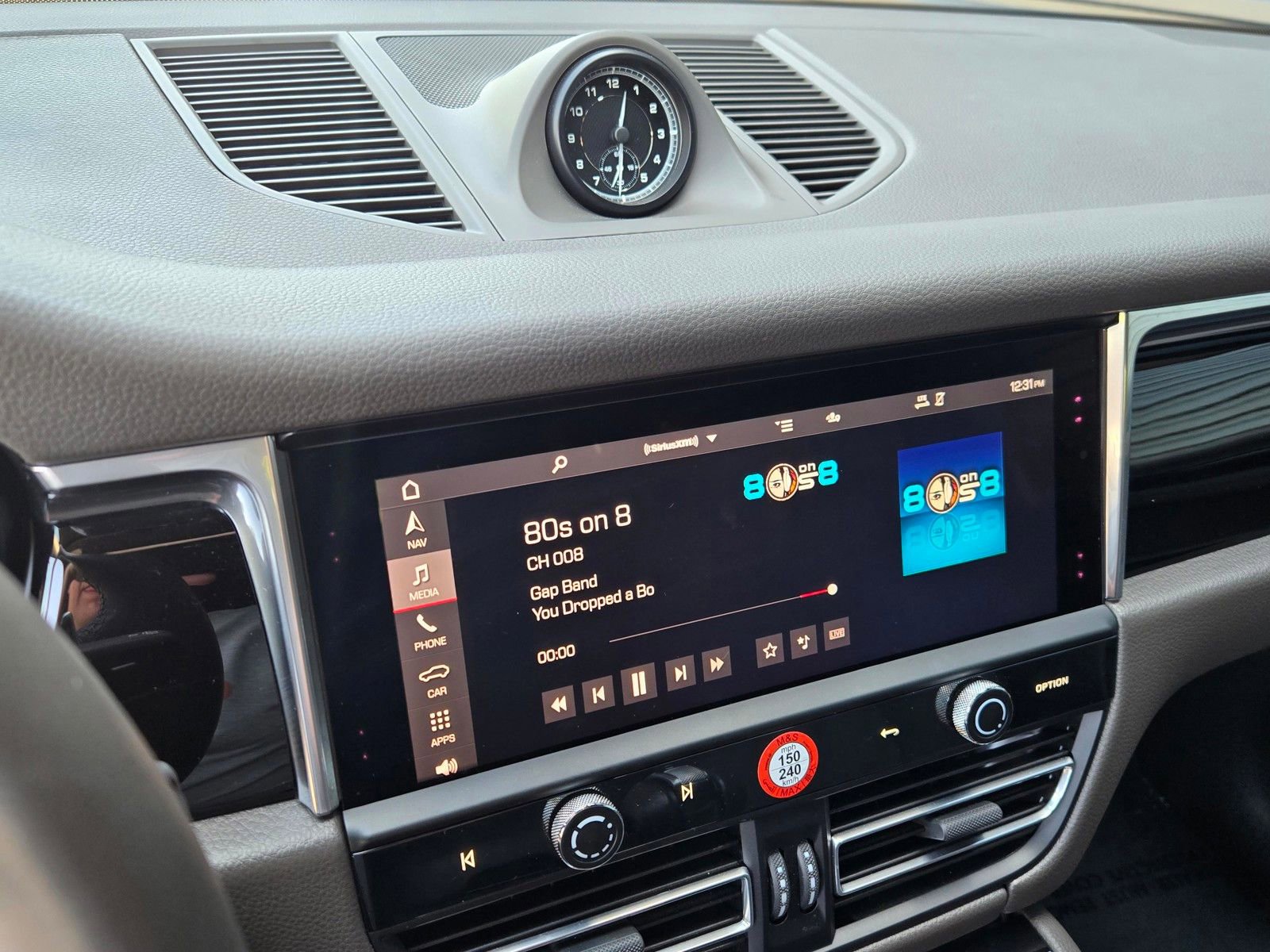 Certified 2025 Porsche Macan AWD/4WD image 22