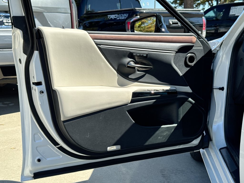 Used 2025 Lexus ES 300h w/ Premium Package FWD image 13