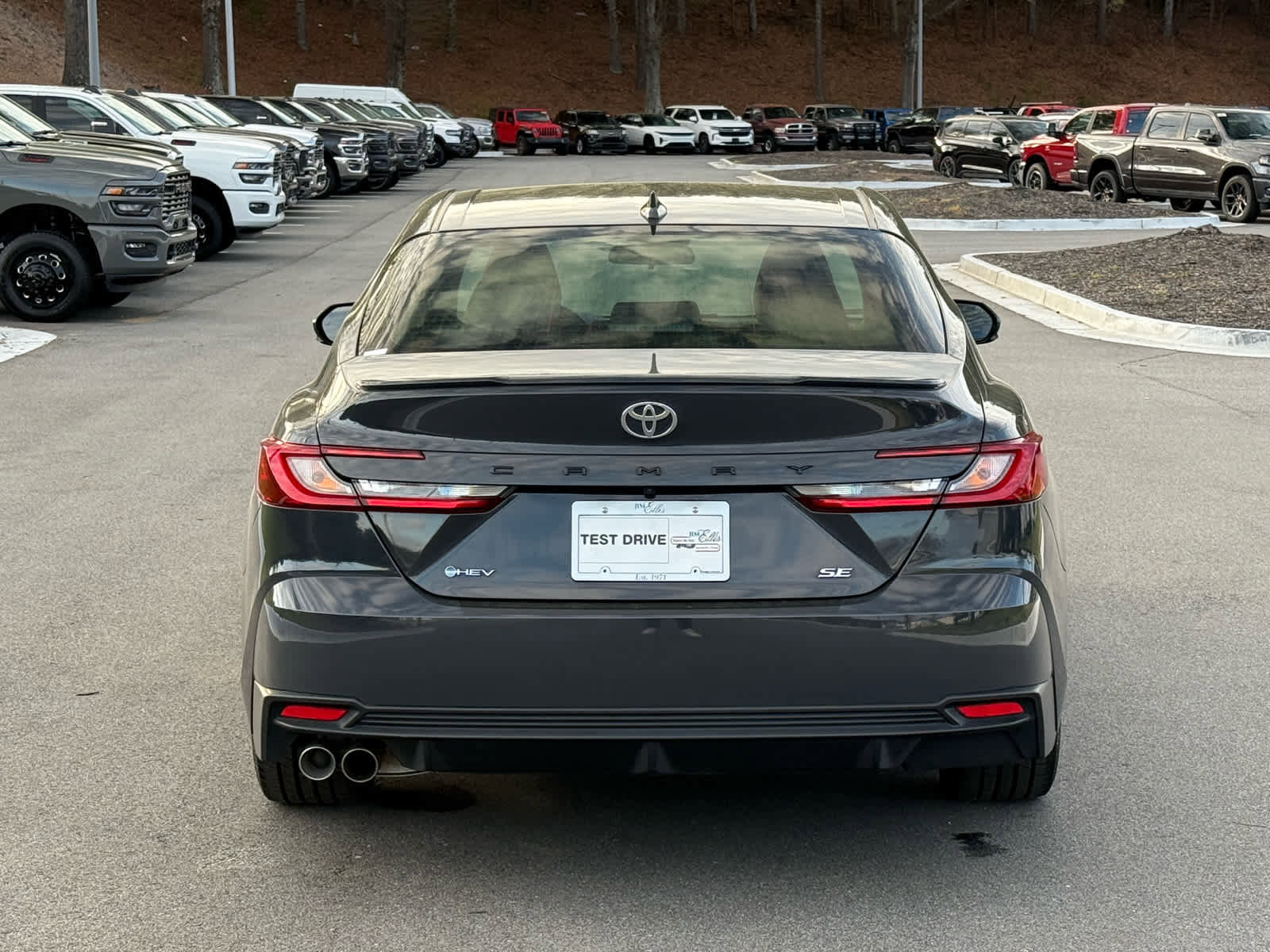 Used 2025 Toyota Camry SE image 4