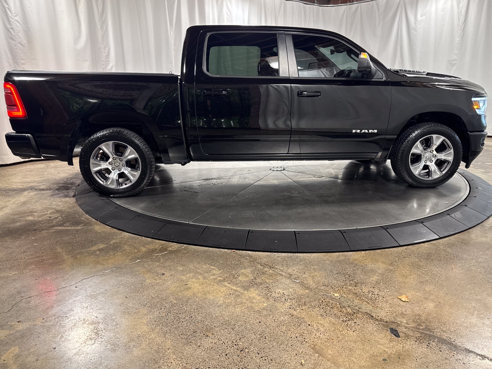 Used 2024 RAM 1500 Laramie AWD/4WD image 6