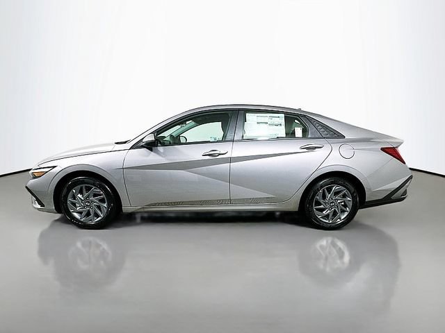 Used 2026 Hyundai Elantra Hybrid FWD image 4