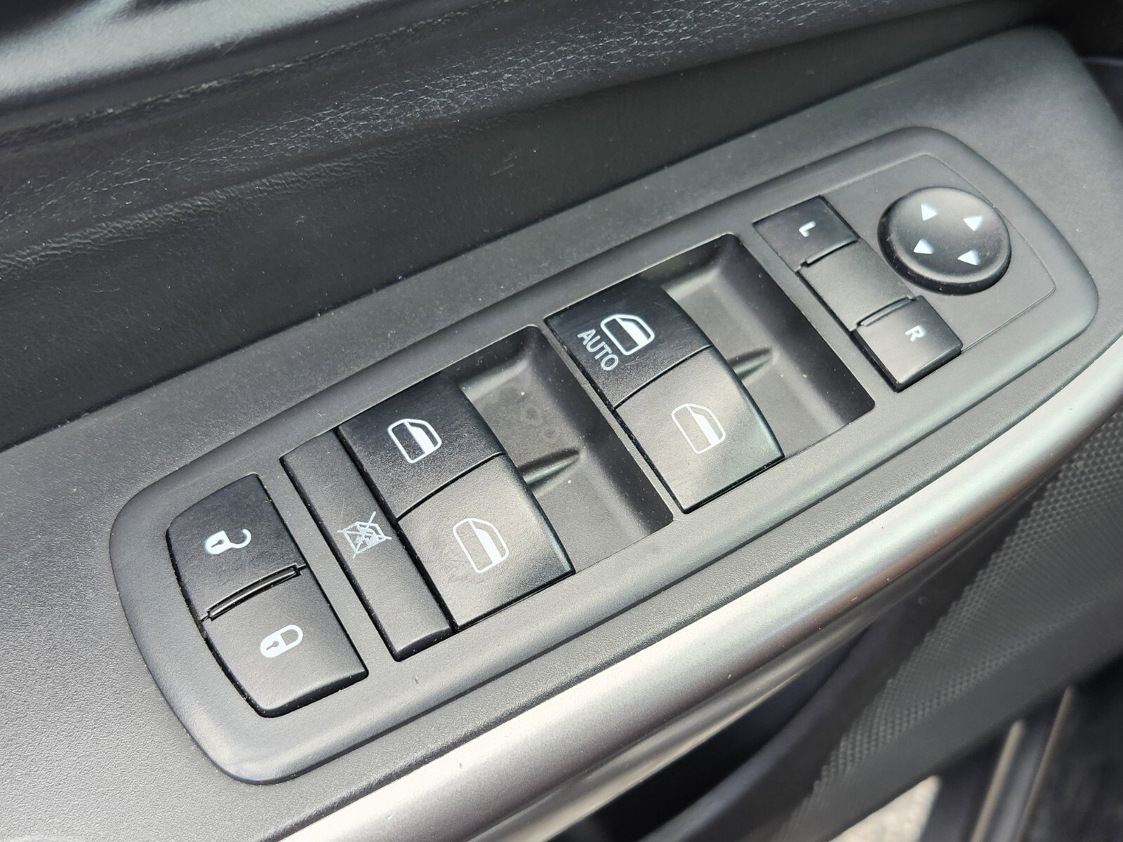 Used 2019 Jeep Cherokee Latitude w/ Popular Appearance Group image 27