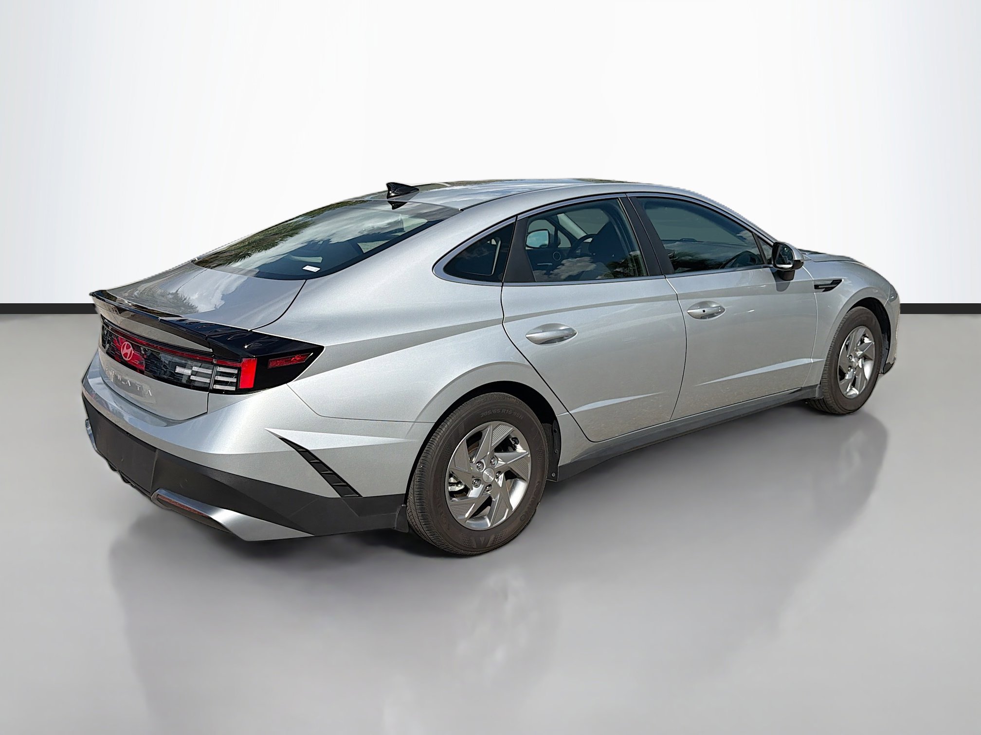 Used 2025 Hyundai Sonata SE image 3