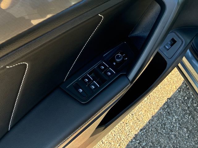 Used 2024 Volkswagen Tiguan SE R-Line FWD image 11