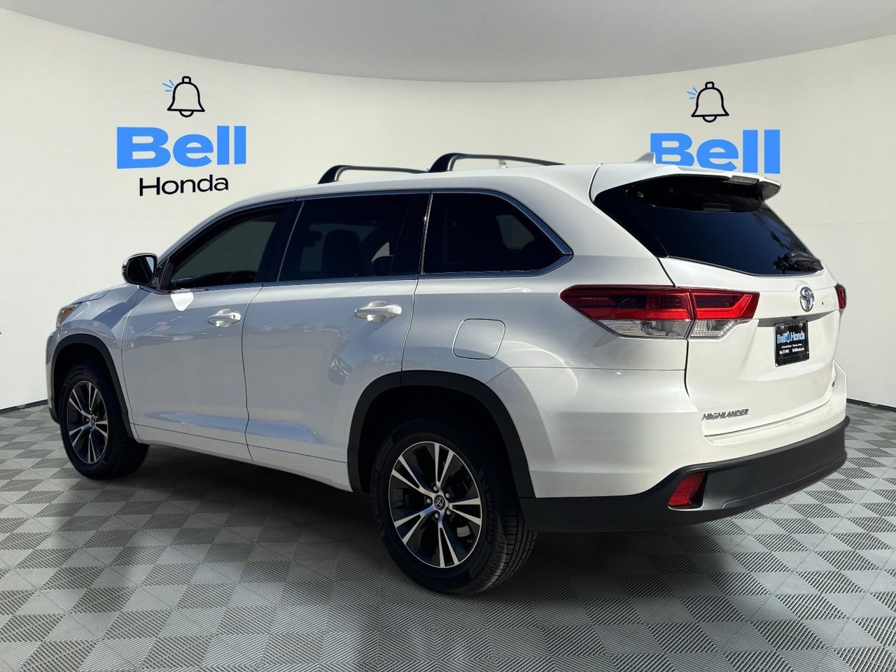Used 2017 Toyota Highlander Plus w/ Carpet Mat Package FWD image 3