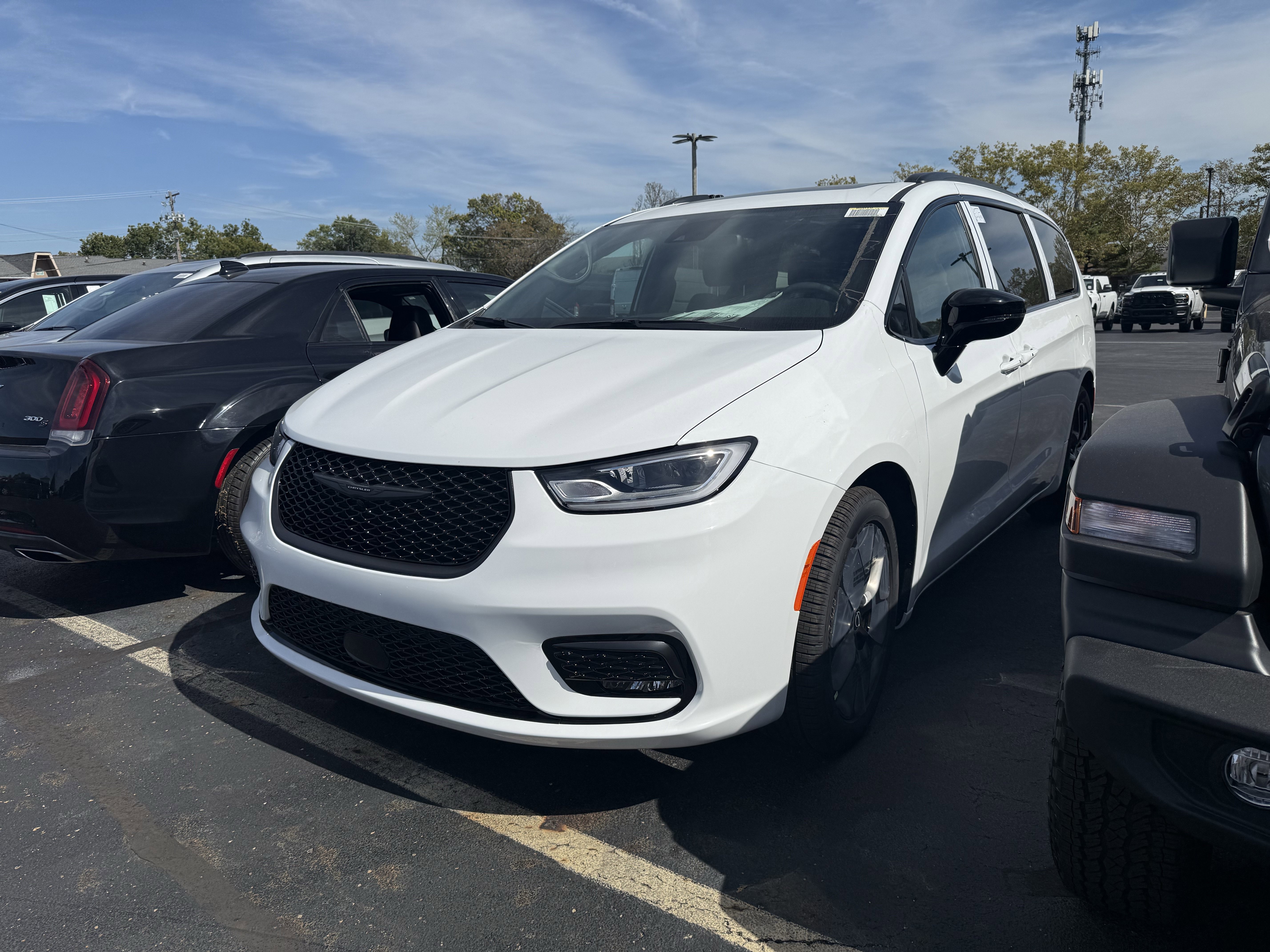 New 2026 Chrysler Pacifica Limited image 8