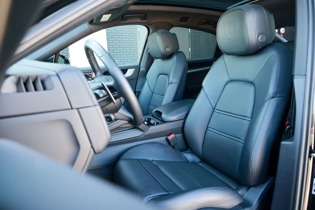 Certified 2025 Porsche Cayenne E-Hybrid Coupe image 5