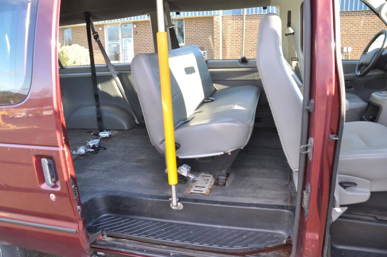 Used 2005 Ford E-350 and Econoline 350 XL RWD image 32
