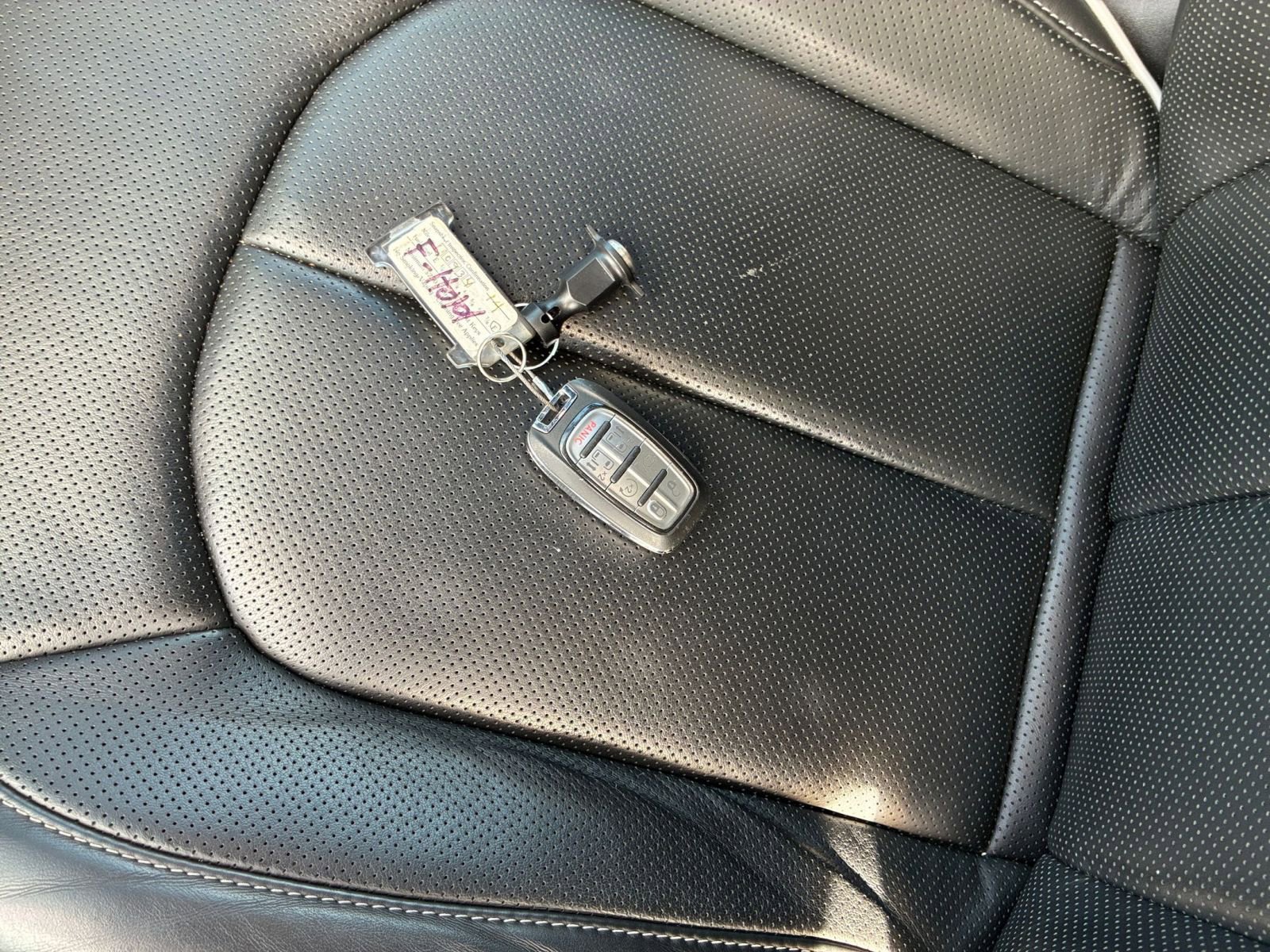 Used 2025 Chrysler Pacifica Limited image 23