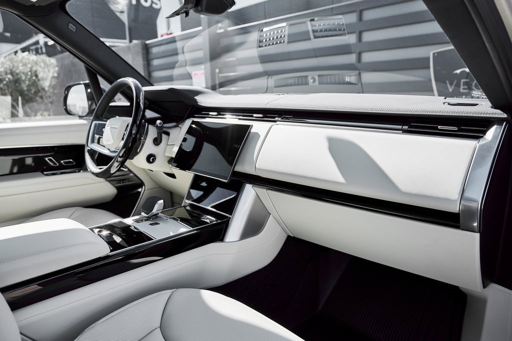 Used 2026 Land Rover Range Rover Long Wheelbase SE image 38