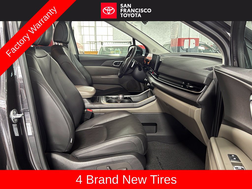 Used 2025 Kia Carnival EX FWD image 21
